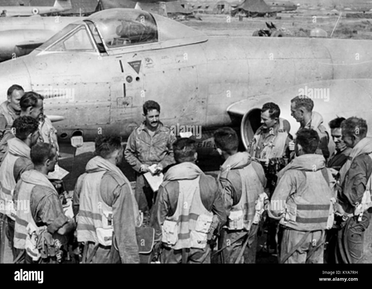 Questa immagine raffigura il No. 77 Squadron della Royal Australian Air Force (RAAF) durante la guerra di Corea, catturando un momento chiave nella storia militare australiana. Foto Stock