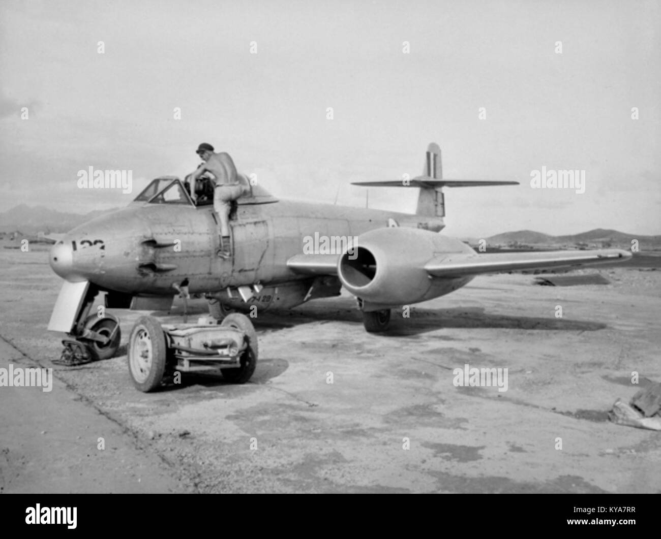 Questa fotografia mostra un aereo Meteor del No. 77 Squadron della Royal Australian Air Force (RAAF) durante la guerra di Corea, che rappresenta la storia dell'aviazione militare. Foto Stock