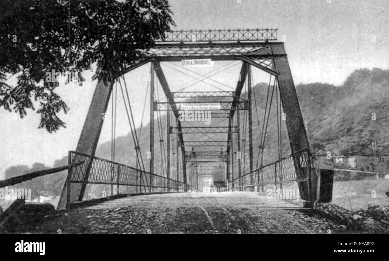 L'Old Cochecton-Damasco Bridge attraversa il fiume Delaware, collegando Cochecton e Damasco, mostrando l'ingegneria storica e la progettazione di infrastrutture. Foto Stock