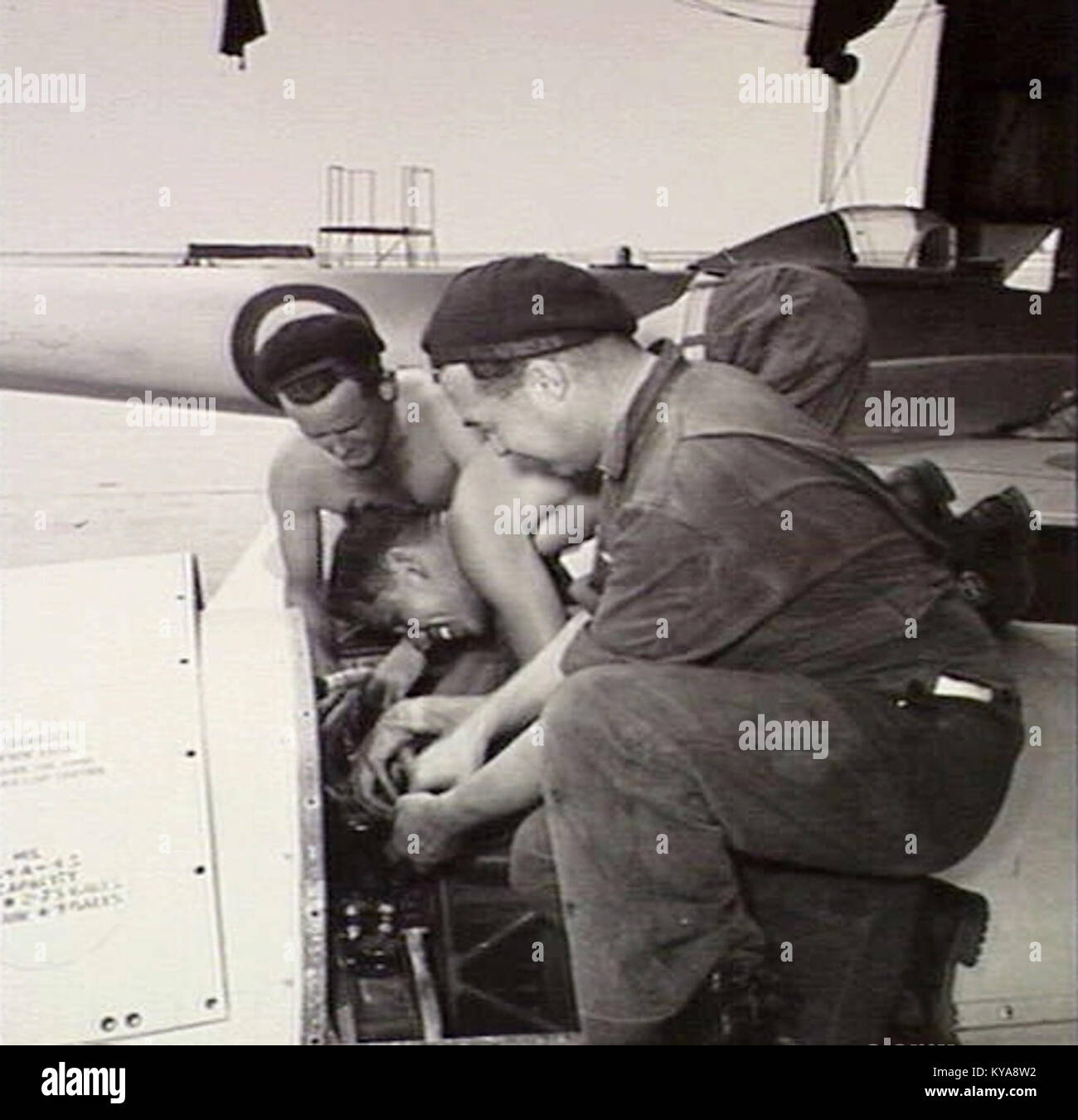 Questa immagine mostra i meccanici del No. 491 Squadron RAAF, che mostrano le operazioni tecniche e militari della Royal Australian Air Force durante la seconda guerra mondiale Foto Stock