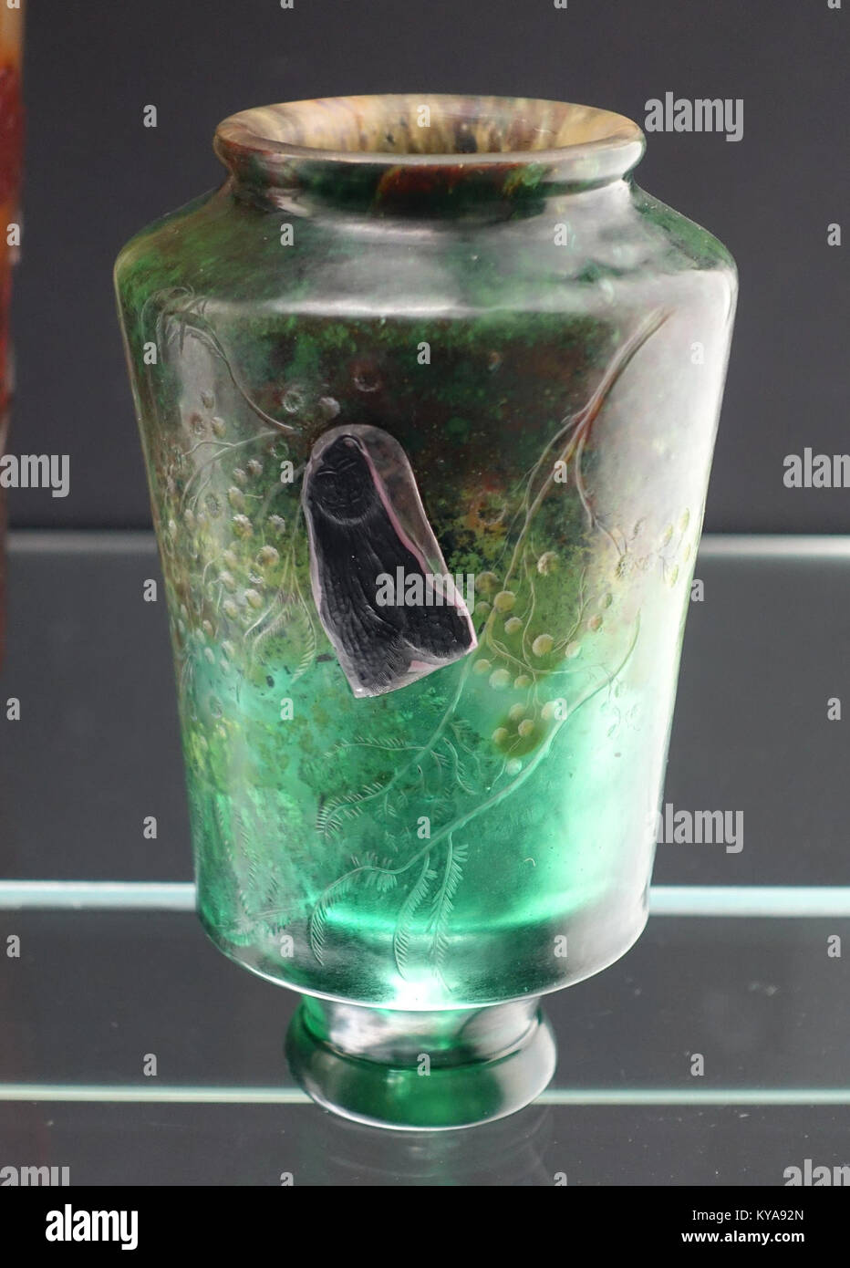 Vaso in vetro di Emile Gallé, 1898 circa, Nancy, Francia, caratterizzato da un design Art Nouveau con motivi floreali e dettagli in vetro Foto Stock