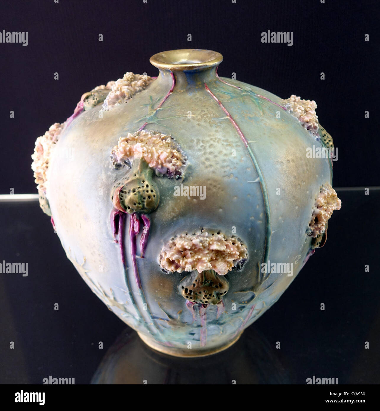 Vaso Faience di Amphora-Werke, Turn-Teplitz, Boemia, c.1900, Art Nouveau design, si tiene al Museo Bröhan di Berlino. Foto Stock