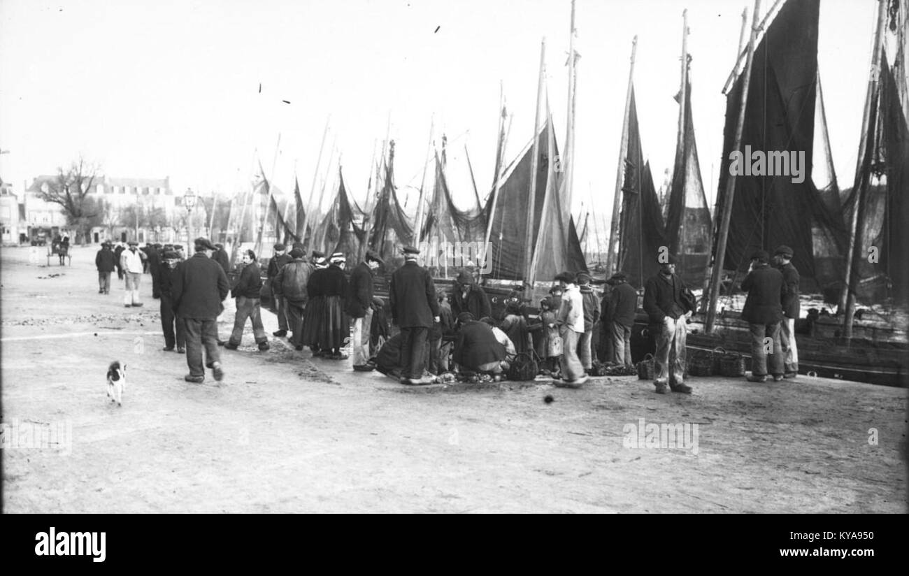 Questo dipinto del XIX secolo raffigura una scena del porto di pescatori al ritorno dei pescatori, catturando la vita quotidiana e le attività marittime del periodo. Foto Stock