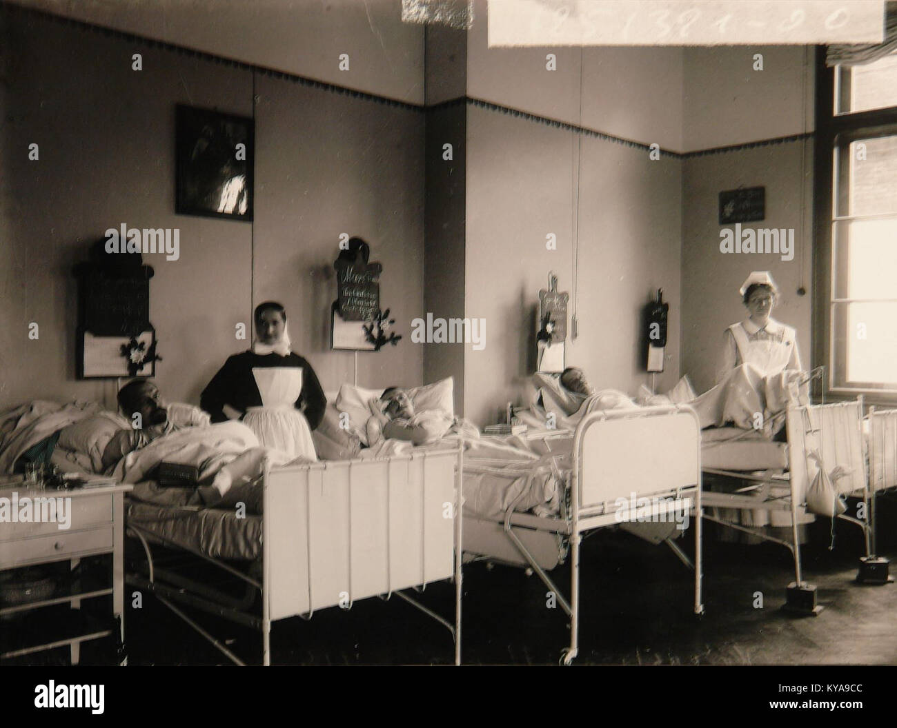 Questa fotografia del 1914 di Eugen Albrecht mostra le celebrazioni natalizie in un ospedale di guerra presso la clinica femminile di Tübingen, riflettendo le cure mediche e le condizioni sociali durante la prima guerra mondiale in Germania. Foto Stock