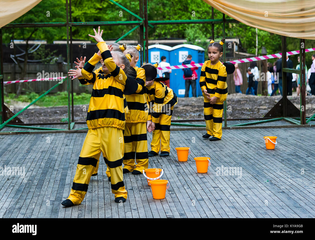 Lviv, Ucraina - aprile 27.2014: Membri dei bambini danza gruppo di eseguire durante il parco giochi estivo nel citypark Lviv, Ucraina Foto Stock