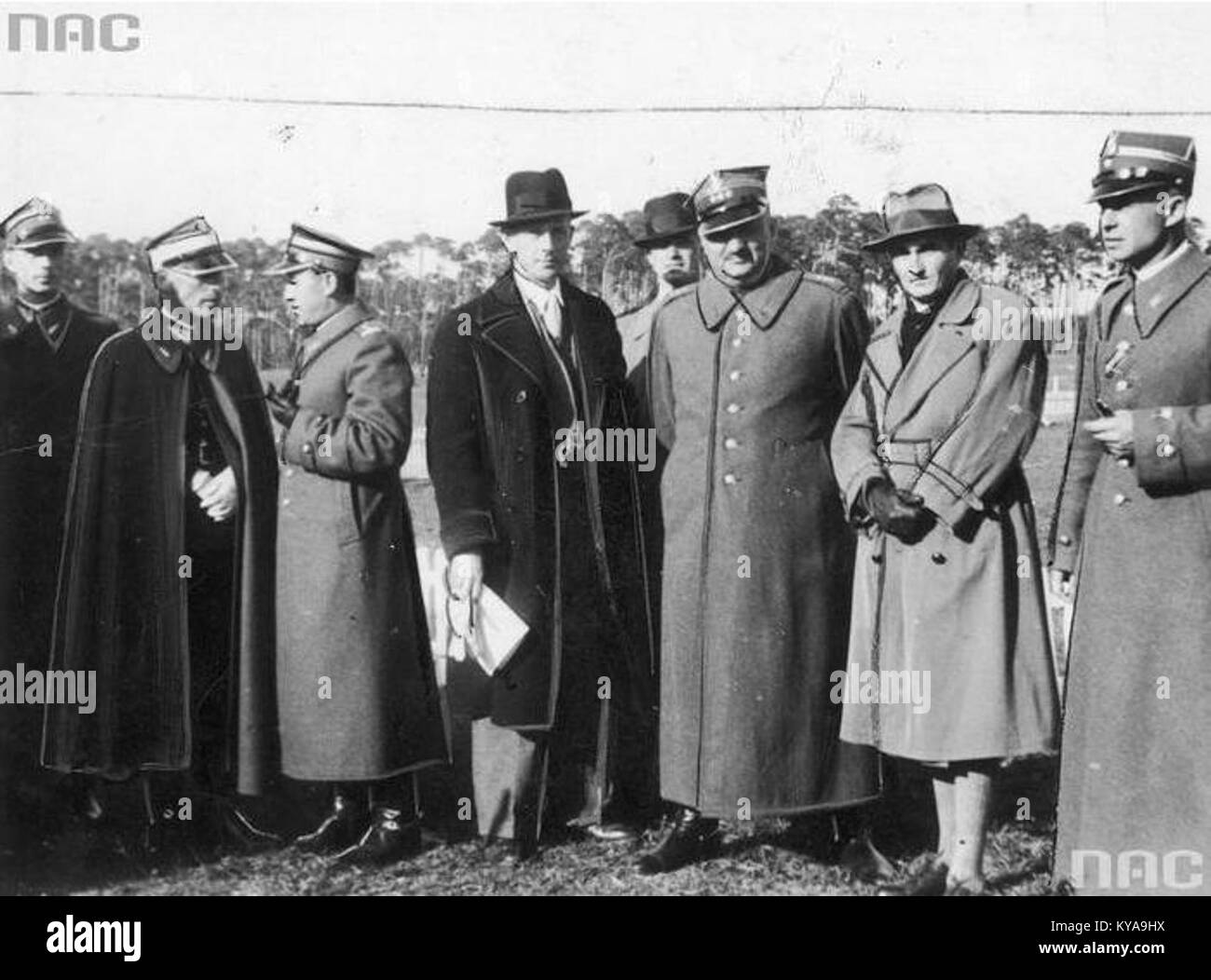 Fotografia del campionato equestre polacco del 1938 che mostra ospiti importanti e partecipanti VIP durante l'evento sportivo nazionale. Foto Stock