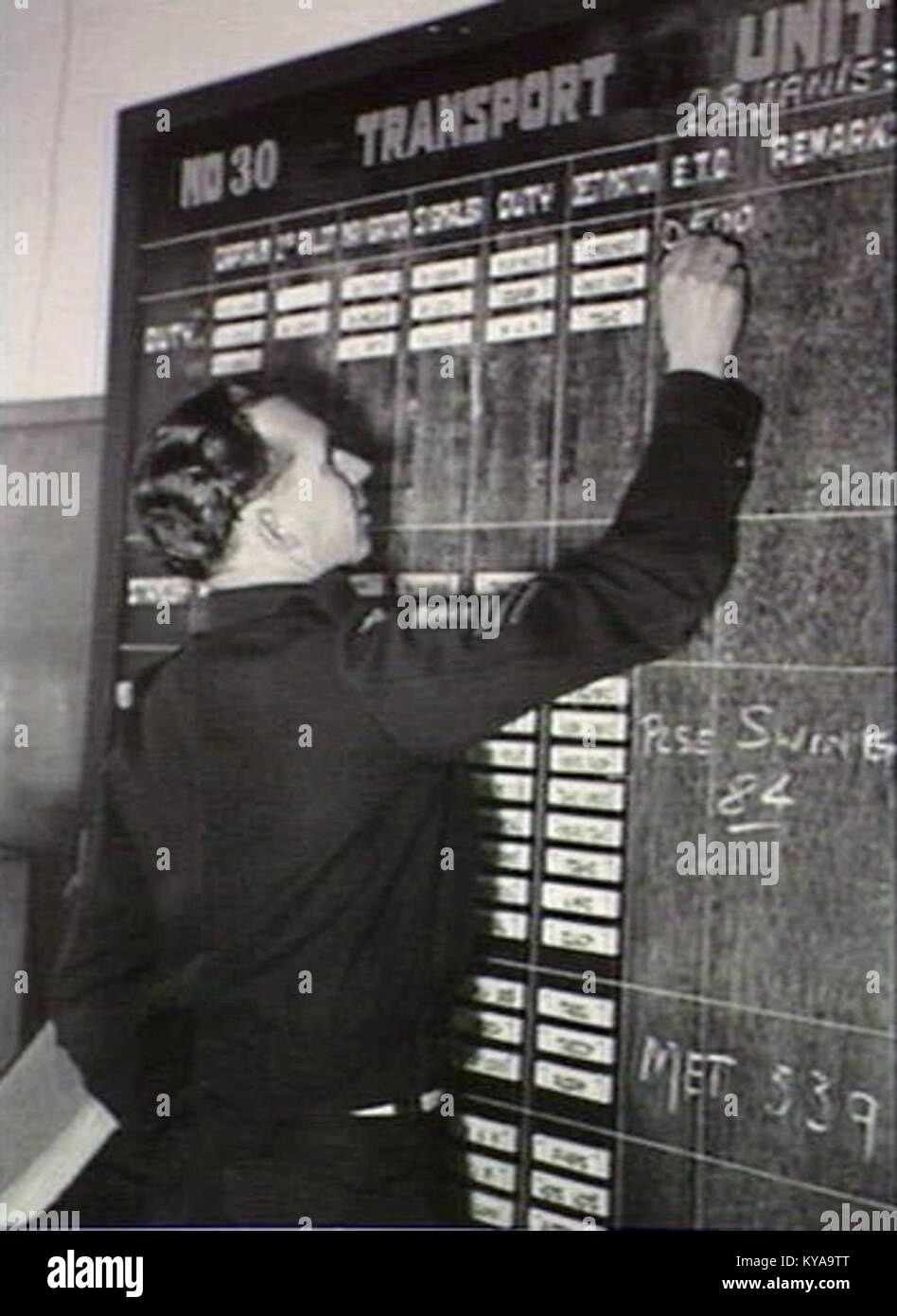 Questa fotografia del 1953 mostra No. 30 Unit of the Royal Australian Air Force (RAAF). L'unità giocò un ruolo cruciale in varie operazioni militari durante il periodo, in particolare nel dopoguerra. Foto Stock
