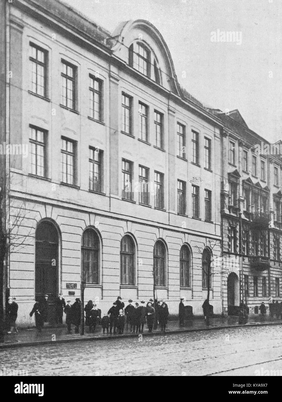 La State School of Commerce for Men di Varsavia, fondata da J. e M. Roesler, fornì istruzione commerciale, insegnando contabilità, affari e pratiche commerciali all'inizio del XX secolo. Foto Stock