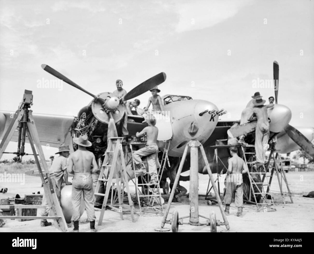 Questa immagine si riferisce a un aereo dell'era della seconda guerra mondiale, il Mosquito, utilizzato dal No. 1 Squadron della Royal Australian Air Force. L'aereo ha svolto un ruolo significativo in varie operazioni durante la guerra. Foto Stock