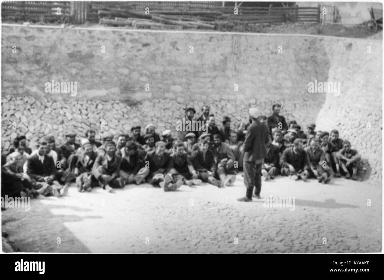Questa immagine storica riflette le esperienze della comunità ebraica di Opatów, in Polonia, durante la seconda guerra mondiale. Essa descrive la loro vita sotto occupazione, mettendo in evidenza le tragiche circostanze dell'Olocausto. Foto Stock