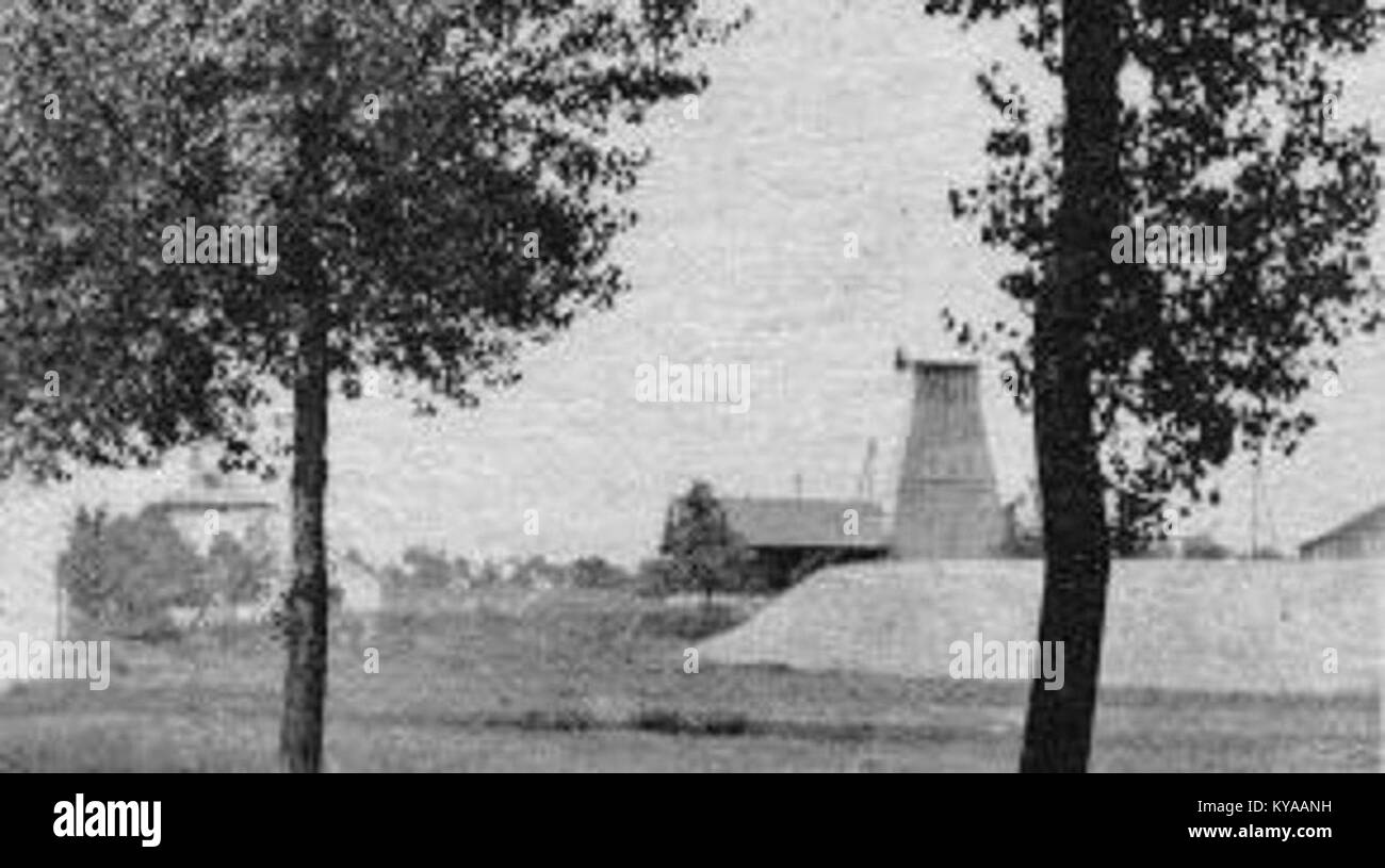 Il Puits No. 13 a Gouhenans è un pozzo minerario storico, parte delle operazioni minerarie del carbone nella regione, che mette in risalto il patrimonio industriale e l'economia locale. Foto Stock