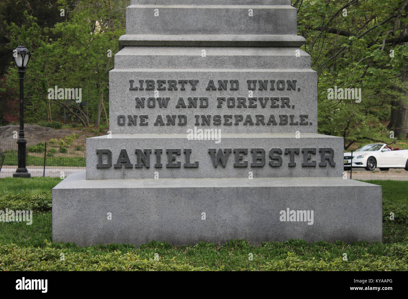Monumento intitolato "Liberty and Union" situato a Central Park, New York City, che commemora gli ideali nazionali americani e l'unità all'interno di un paesaggio urbano di importanza culturale. Foto Stock