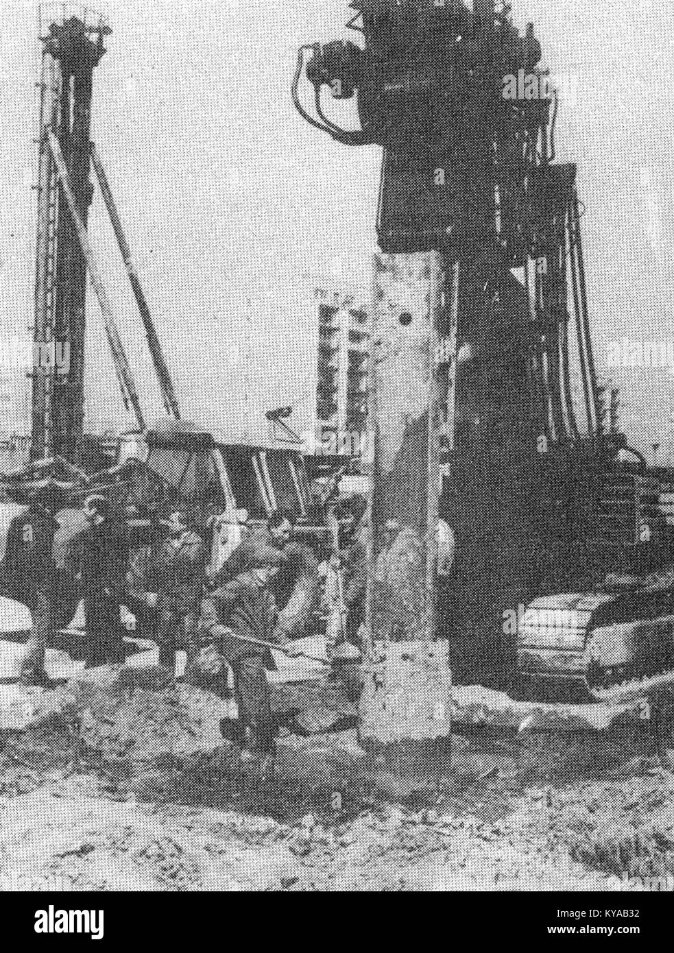 Questa immagine documenta l'inizio ufficiale della costruzione della prima linea metropolitana di Varsavia il 15 aprile 1983, segnando una pietra miliare nella modernizzazione dei trasporti pubblici della città Foto Stock