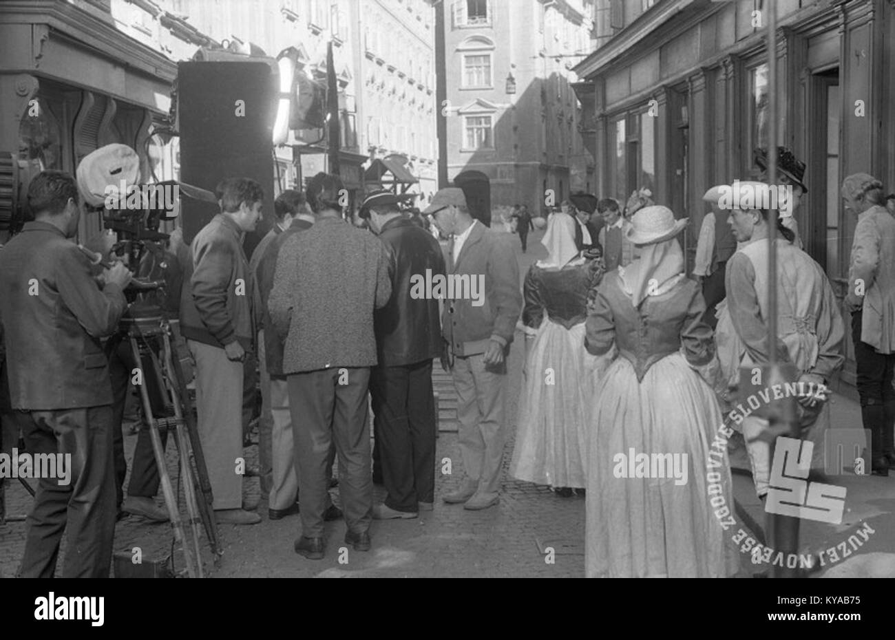 Fotografia delle riprese del 1965 di "Mademoiselle de Maupin" a Lubiana, che mostrano attori, troupe e allestimento della produzione Foto Stock