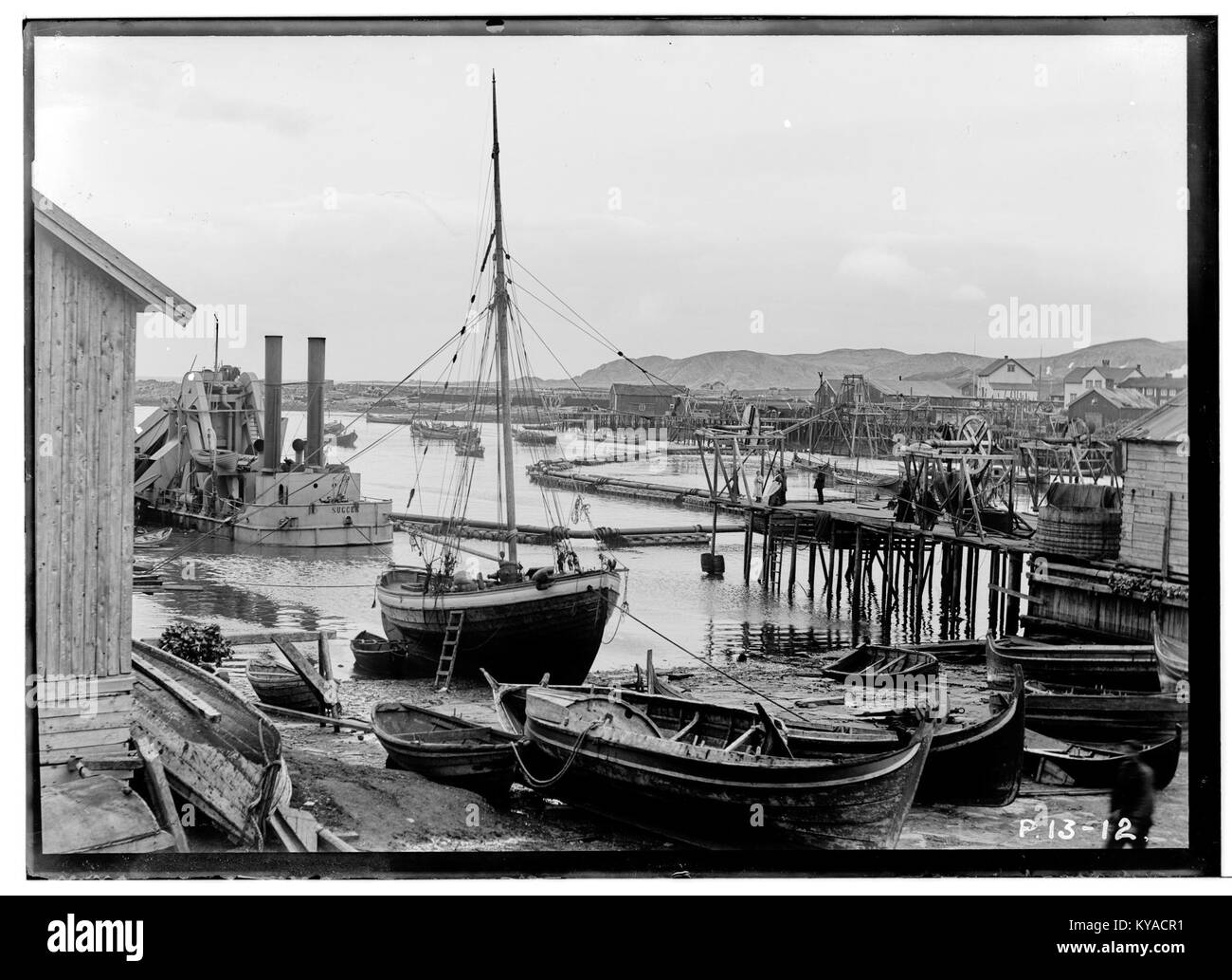 Questa immagine raffigura un sistema di pompe a Berlevåg, Finnmark, Norvegia, utilizzato per l'aspirazione interna dell'acqua, evidenziando l'infrastruttura e l'ingegneria di gestione dell'acqua locale Foto Stock