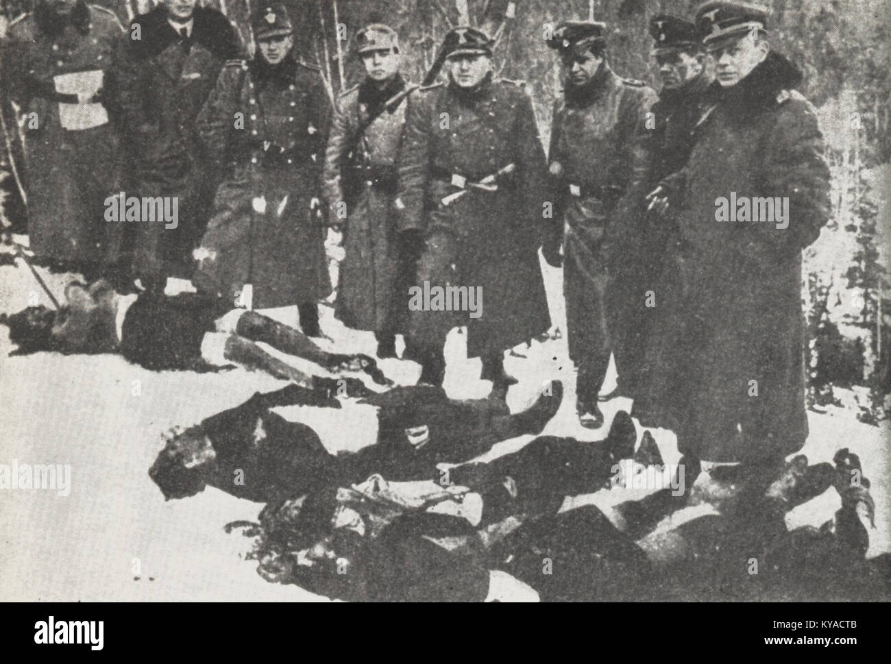 Questa immagine raffigura i membri delle SS e le loro vittime a Sosnówka, catturando un periodo oscuro della storia durante la seconda guerra mondiale, mostrando la gravità delle atrocità commesse dal regime nazista. Foto Stock