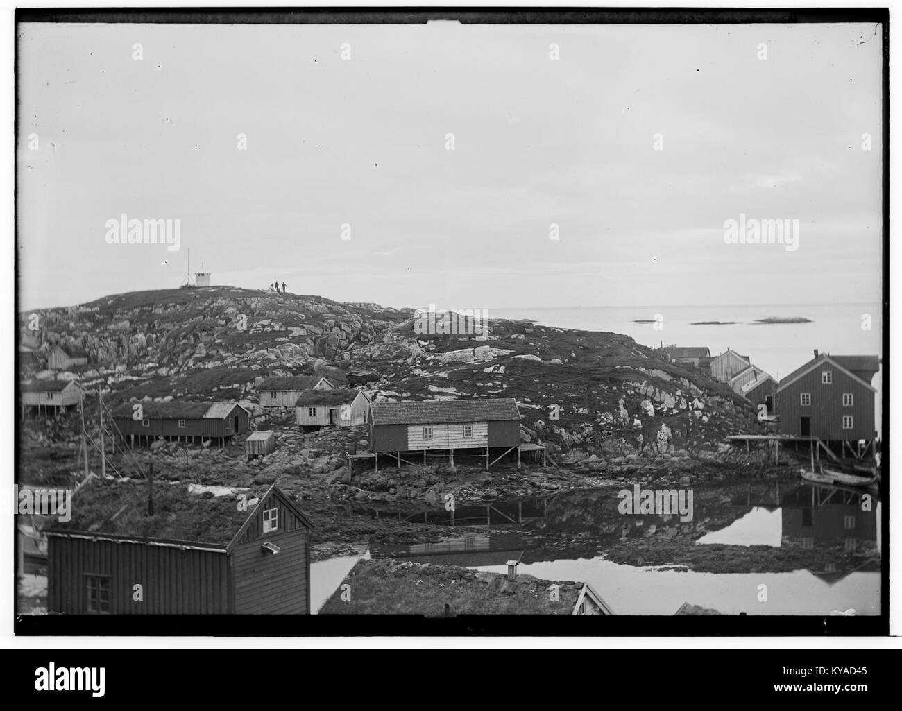 Questa immagine panoramica mostra Holmenvær a Tromsø, Norvegia, catturando paesaggi costieri, isole e insediamenti regionali. Foto Stock