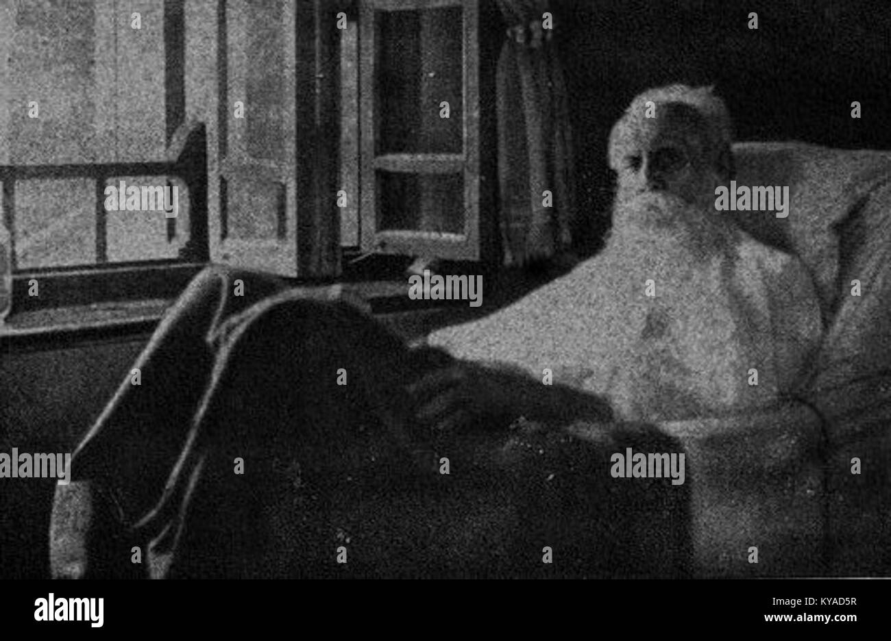 Rabindranath Tagore è mostrato a Udayan a Santiniketan nel 1941, riflettendo la sua presenza presso l'istituzione educativa e culturale che ha fondato in India. Foto Stock