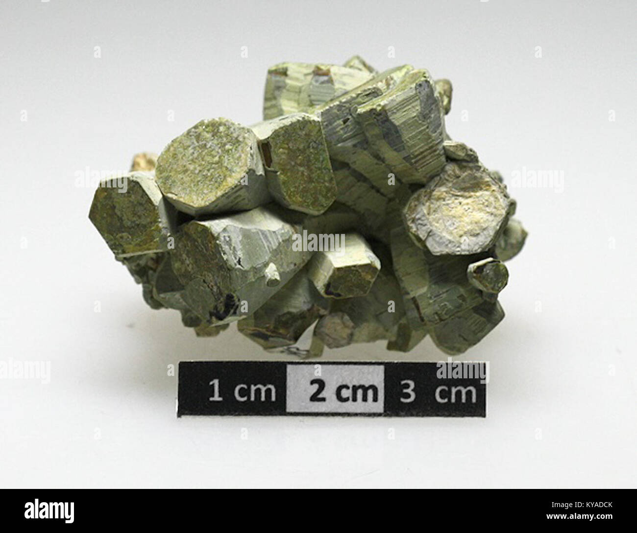 Questo esemplare minerale presenta Parisite-(la) e Bastnäsite-(la), illustrando la composizione minerale delle terre rare e la cristallografia in studi geologici. Foto Stock