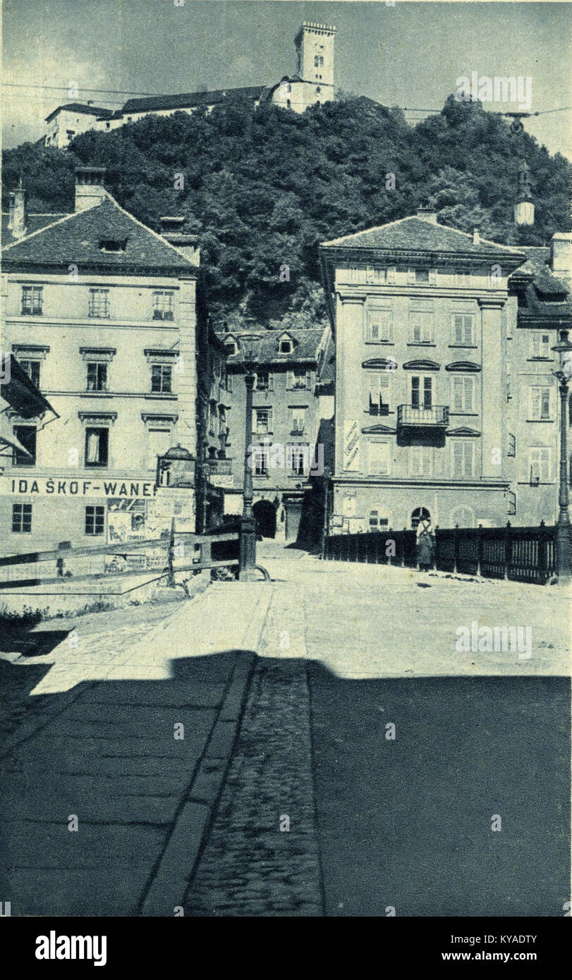 Questa cartolina storica del 1899 raffigura l'area di Pod Tranco a Lubiana, Slovenia, che mostra l'architettura della città e il paesaggio urbano di un'epoca passata. Foto Stock