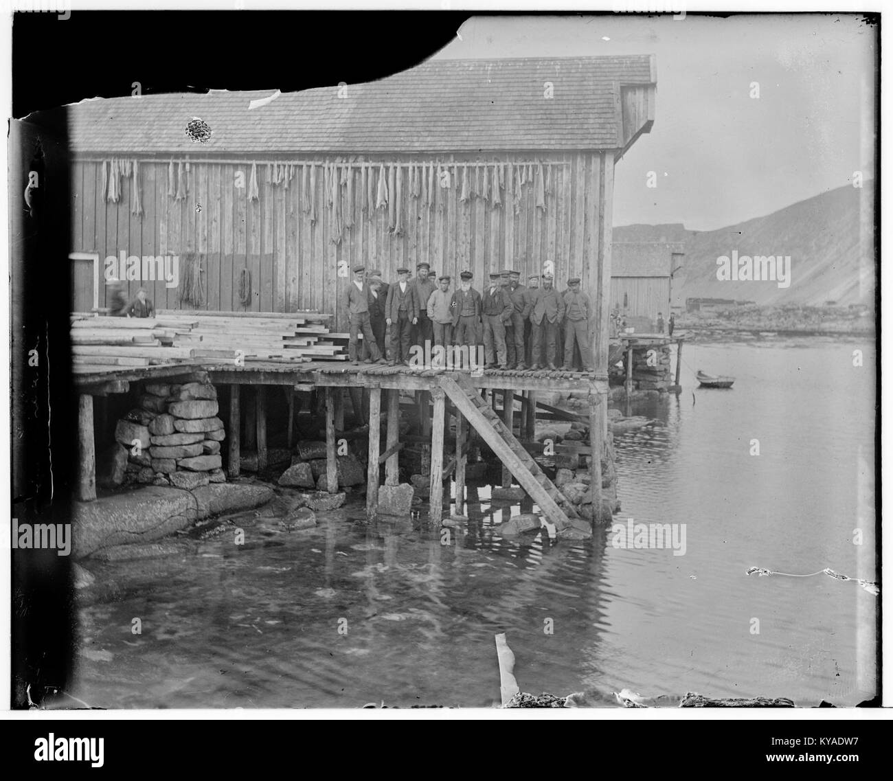 Fotografia di Sörlandsvägen nella contea di Nordland, Norvegia, che evidenzia la geografia, l'importanza culturale e il paesaggio circostante della strada. Foto Stock