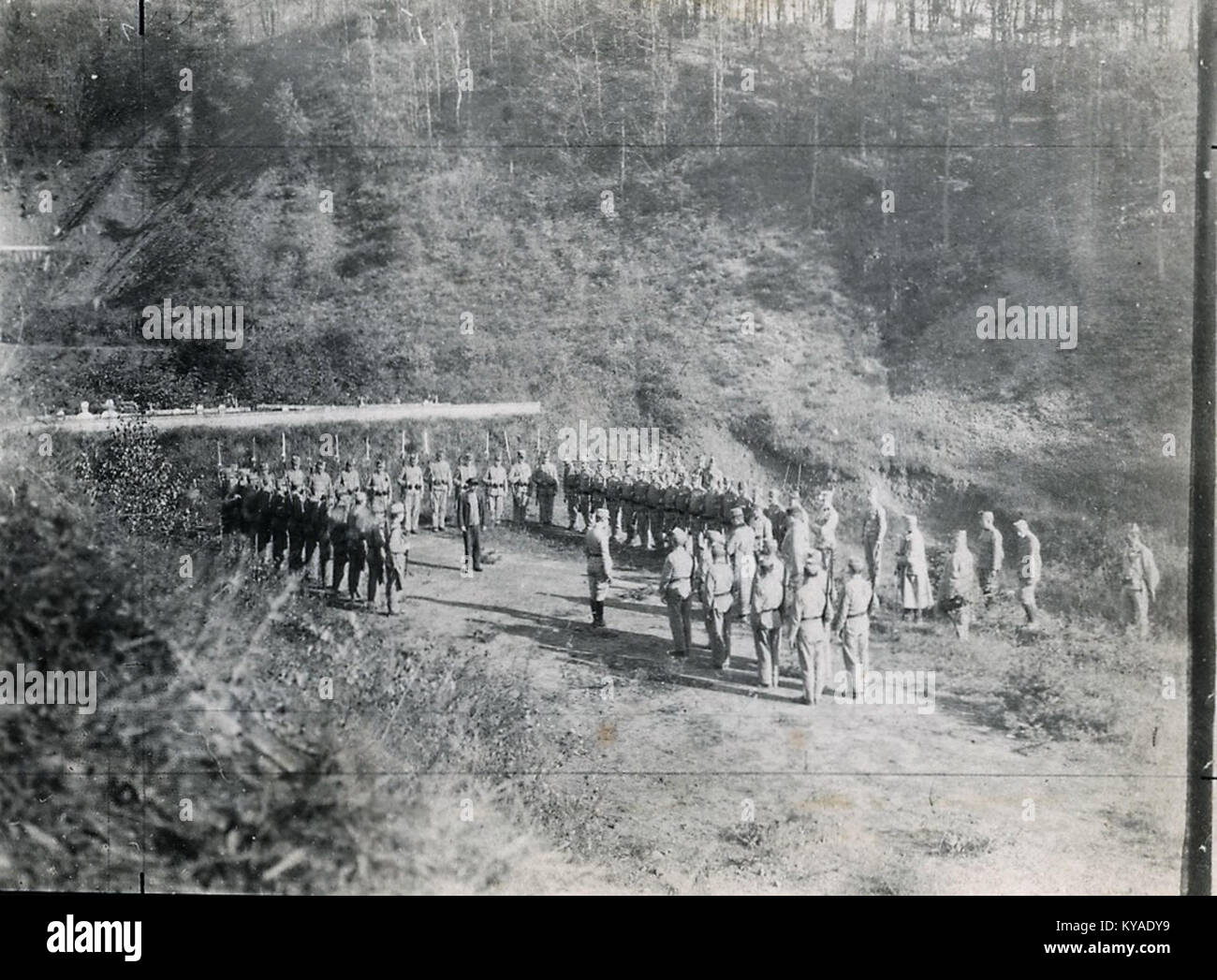 L'immagine raffigura l'esecuzione di civili condannati dal tribunale militare della V Armata in un poligono di tiro militare vicino a Suhi Bajer, sotto Golovec. Questo oscuro capitolo della storia riflette la repressione in tempo di guerra e il tragico destino delle vittime. Foto Stock