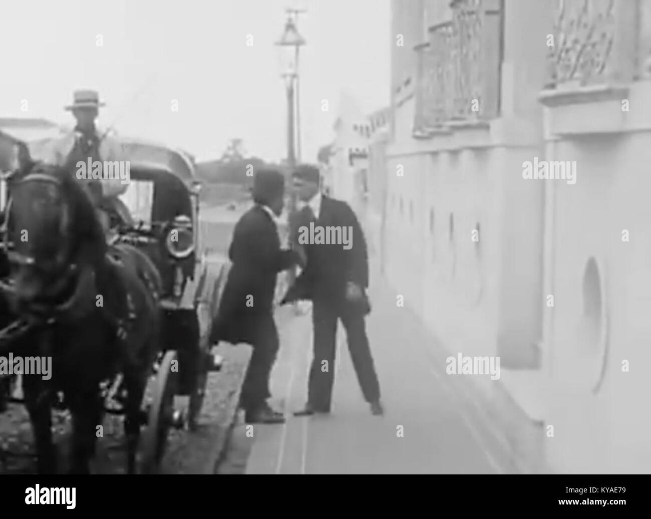 "OS óculos do vovô" raffigura un paio di occhiali da vista del nonno, illustrando manufatti personali e oggetti domestici in un contesto storico. Foto Stock