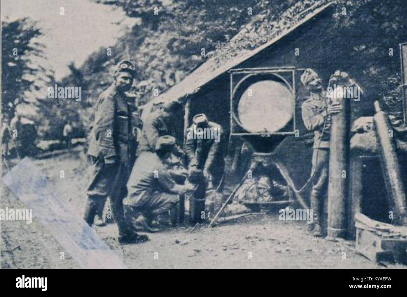 Una descrizione dell'installazione di proiettori per illuminare il campo di battaglia di notte, illustrando le strategie militari e la pianificazione operativa durante le operazioni notturne. Foto Stock