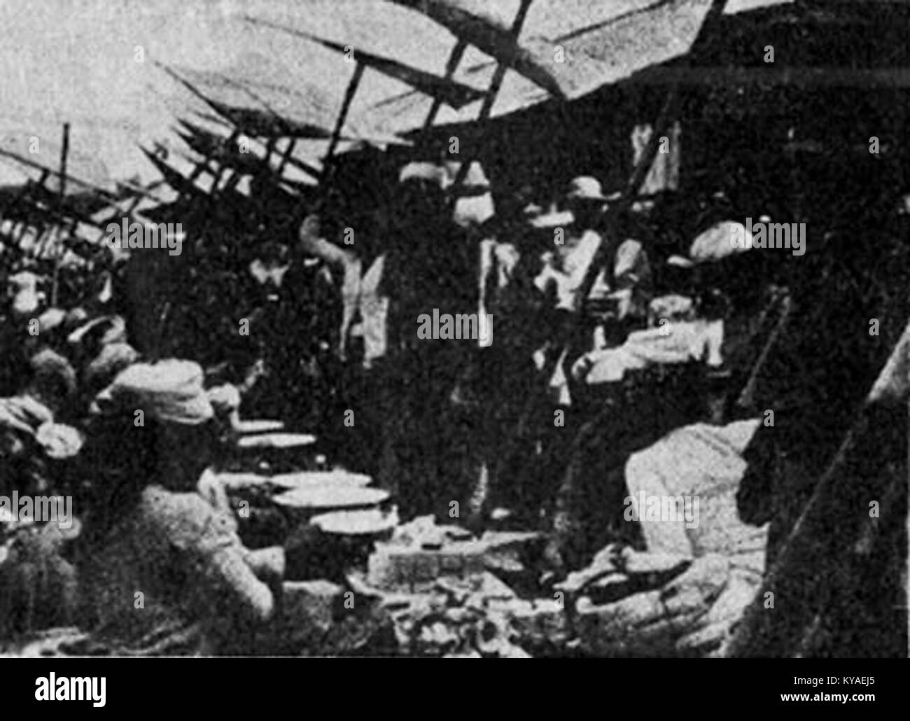 Questa immagine mostra una vivace scena del mercato balinese, che riflette il ricco patrimonio culturale dell'isola e il suo significato come fulcro del commercio locale. Il mercato svolge un ruolo centrale nella vita quotidiana, mostrando prodotti tradizionali, cibo e l'atmosfera unica dell'isola. Foto Stock
