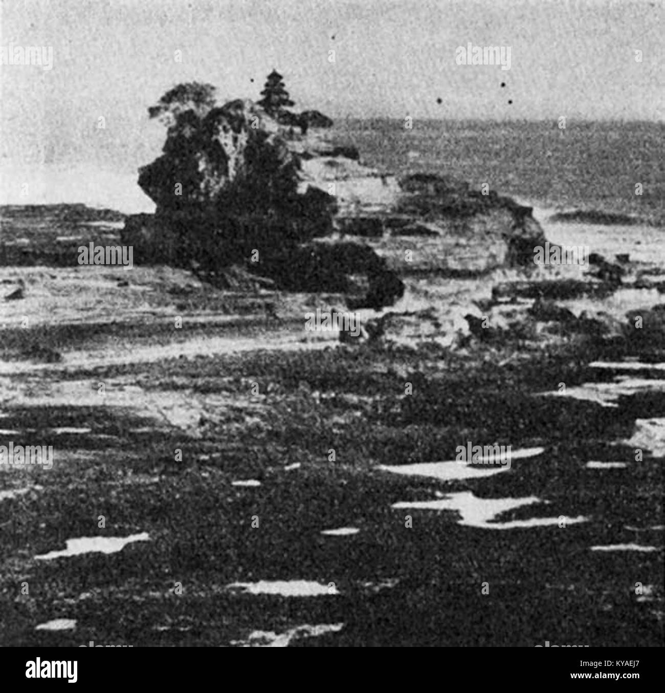 Tempio situato sulla riva di Bali, Indonesia, che illustra l'architettura costiera, il significato religioso e l'integrazione con il paesaggio naturale. Foto Stock