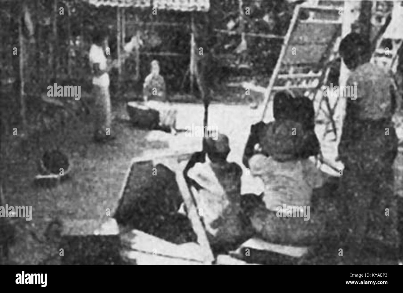 Una fotografia del 1955 che documenta le riprese del Monte Merapi per il film Varia, catturando la location e le attività di produzione durante le riprese. Foto Stock