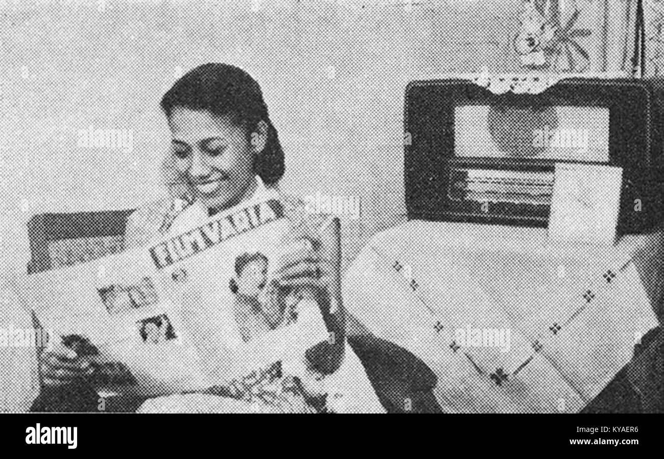 Fotografia di Marlia Hardy che legge la rivista Film varia, numero 1,6, maggio 1954, che illustra il consumo dei media e la cultura delle riviste della metà del XX secolo. Foto Stock