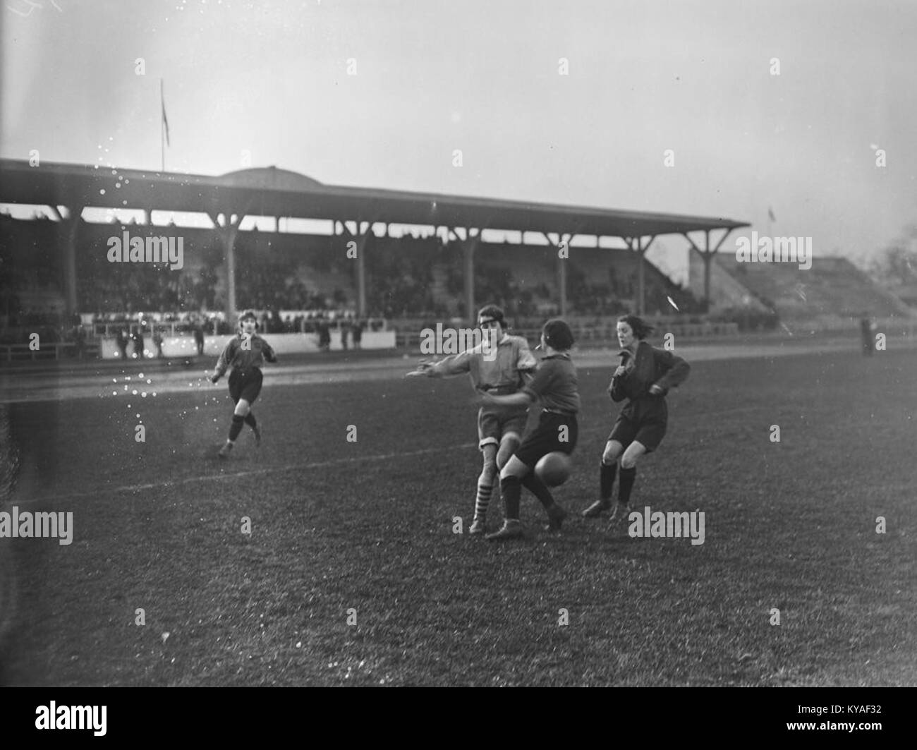 Questa immagine cattura una partita tra Olympique e The Sportives l'11 febbraio 1922, mostrando i primi giorni del calcio femminile in Francia durante gli anni '1920 Foto Stock