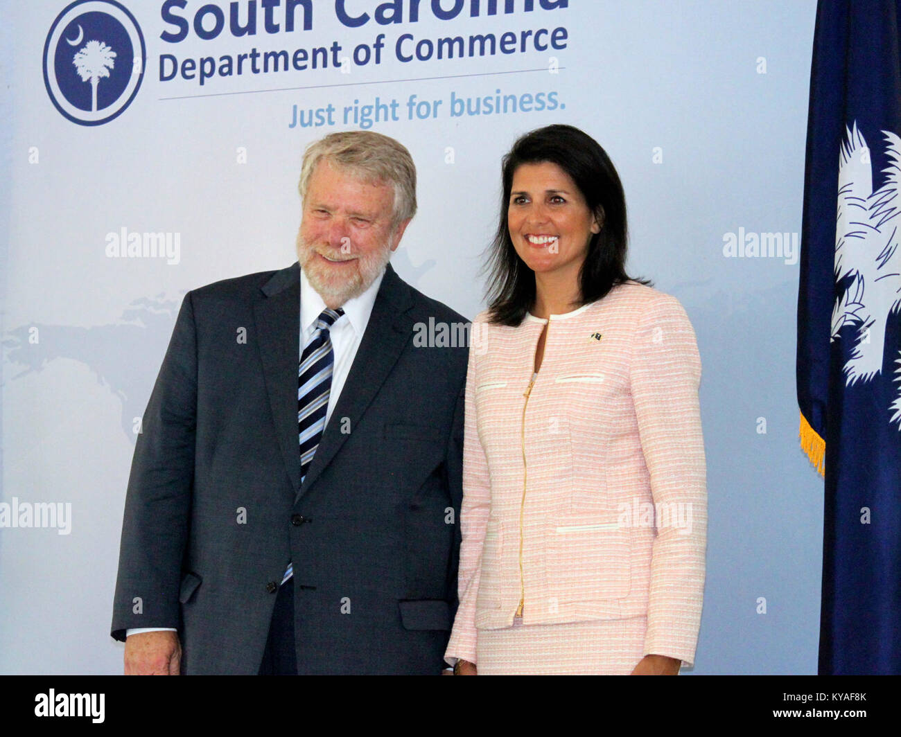 Questa fotografia cattura Nikki Haley alla cerimonia di premiazione dell'industria – Ambassador's Awards, riconoscendo contributi eccezionali in vari settori. Foto Stock