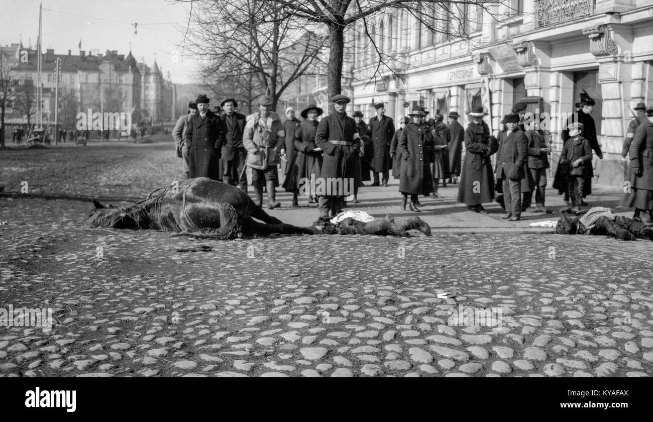 Una foto cupa che raffigura i corpi bruciati delle vittime di guerra in via Hämeenkatu a Tampere, Finlandia, evidenziando le conseguenze della violenza in tempo di guerra. Foto Stock