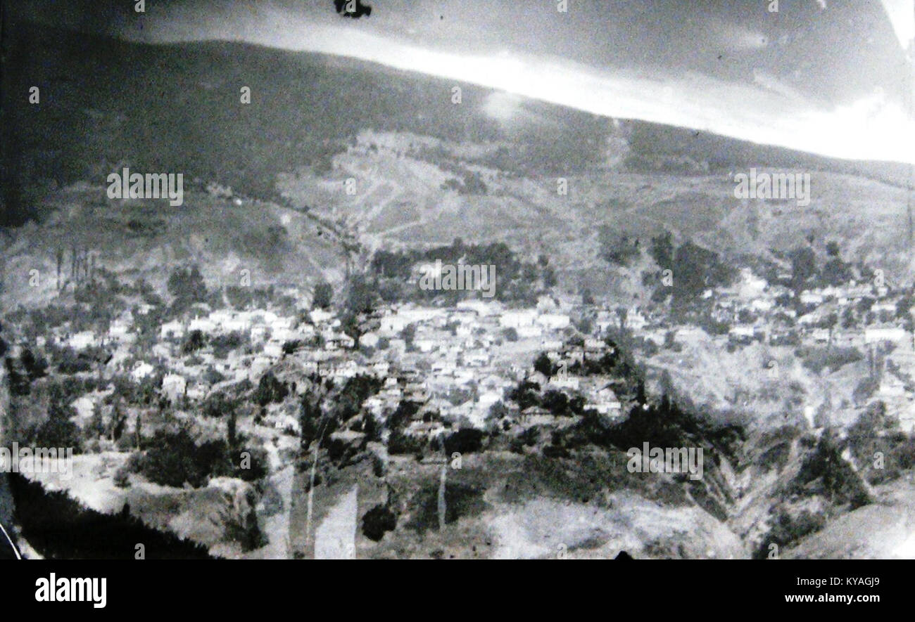 Questa fotografia panoramica cattura il villaggio di Gopeš, illustrando la struttura dell'insediamento, l'architettura e l'ambiente rurale. Foto Stock