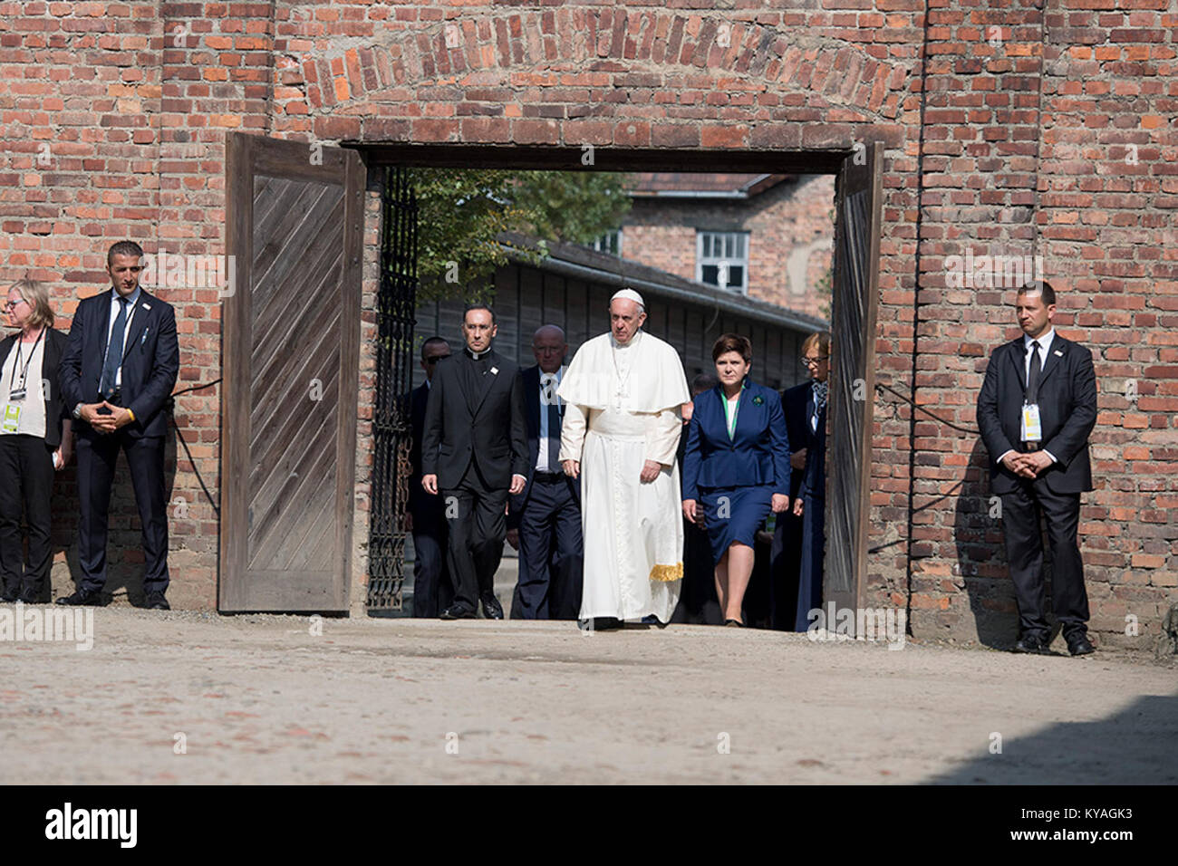 Il primo ministro polacco Beata Szydło e Papa Francesco hanno visitato il Museo di Auschwitz-Birkenau, un importante sito storico che commemora le vittime dell'Olocausto. La loro visita ha segnato un momento di riflessione sulla storia e sulla memoria. Foto Stock