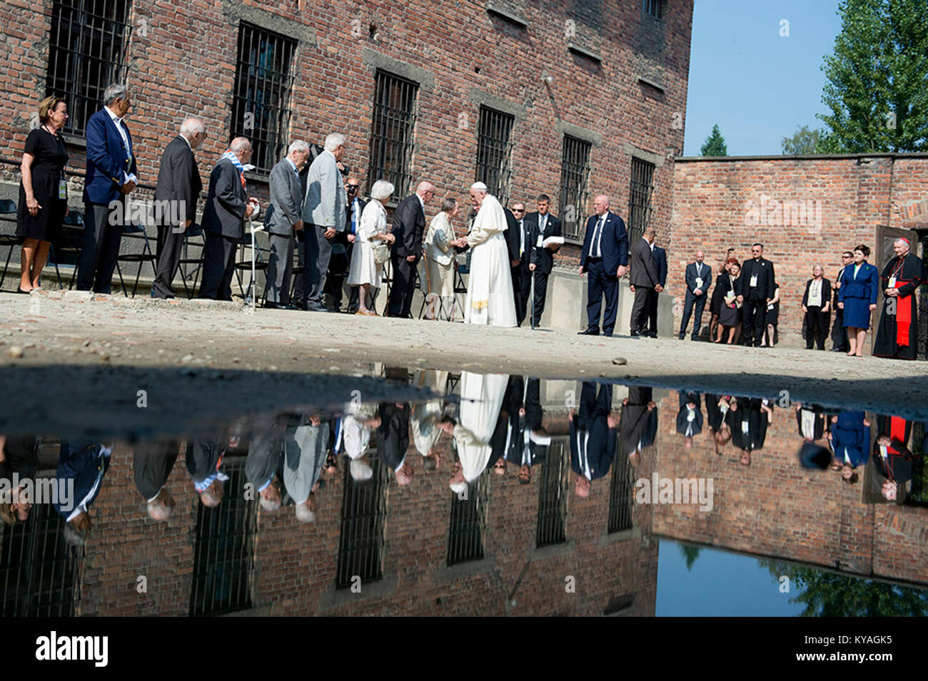 Una fotografia che mostra il primo ministro Beata Szydło e Papa Francesco al Museo di Auschwitz-Birkenau, evidenziando la loro visita e il significato storico del sito Foto Stock