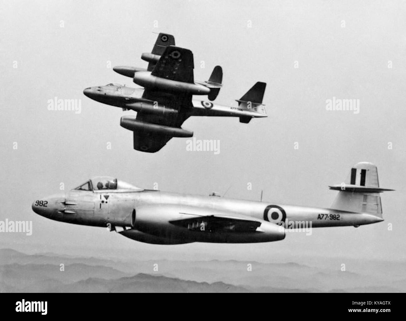 No. 77 Squadron meteore in volo 1952 (AWM JK0242 ritagliate) Foto Stock