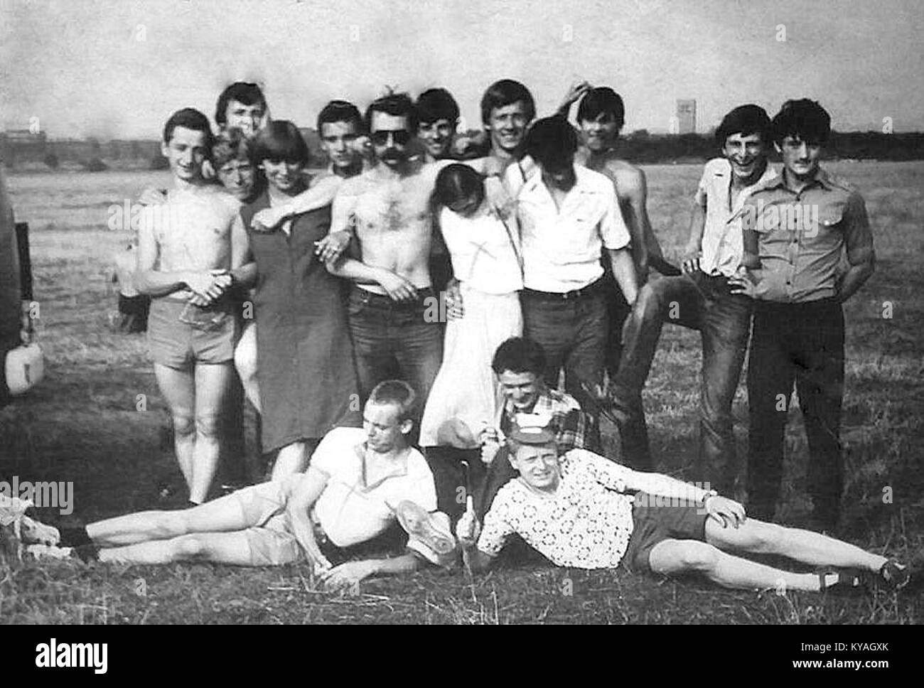 La sezione paracadute del Gliwice Aero Club è mostrata in una foto di gruppo, evidenziando i membri che partecipano ad attività sportive di paracadutismo e aviazione. Foto Stock