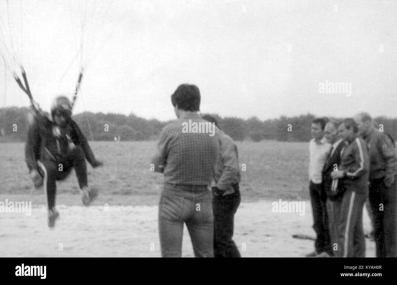 Il campionato polacco di precisione di paracadutismo 1985 a Gliwice mette in mostra abilità di paracadutismo competitive, concentrandosi sulla precisione di atterraggio e sull'organizzazione di eventi sportivi Foto Stock