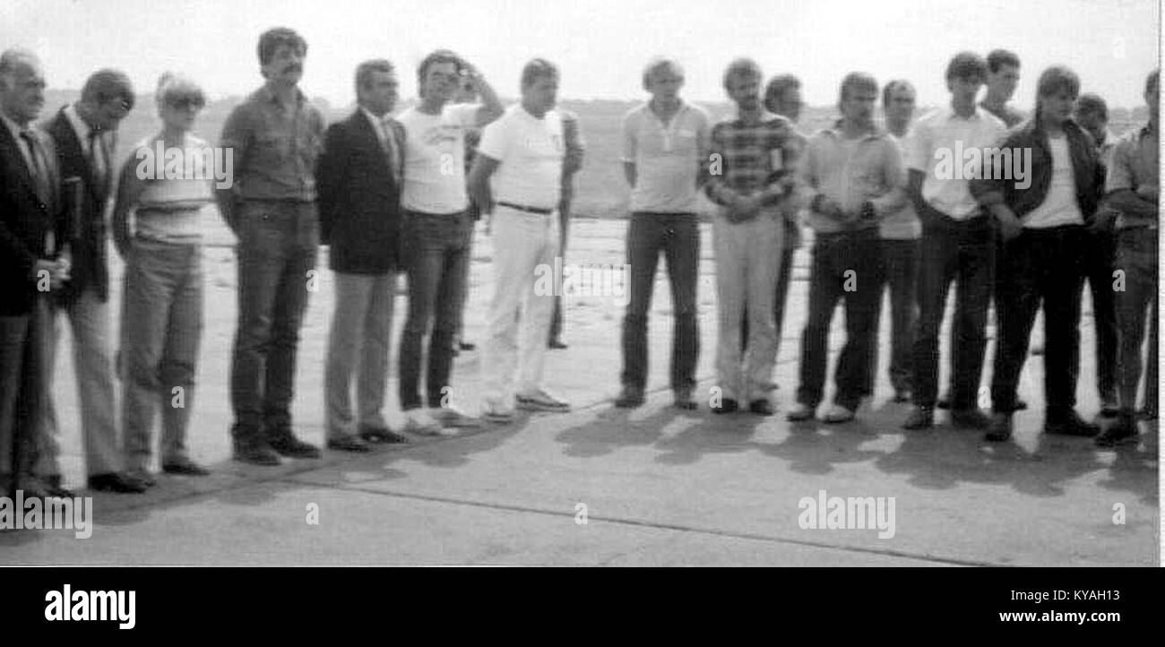 Una fotografia del Campionato polacco di paracadutismo 1985 a Gliwice, che mostra paracadutisti e competizioni con enfasi sull'atterraggio di precisione Foto Stock