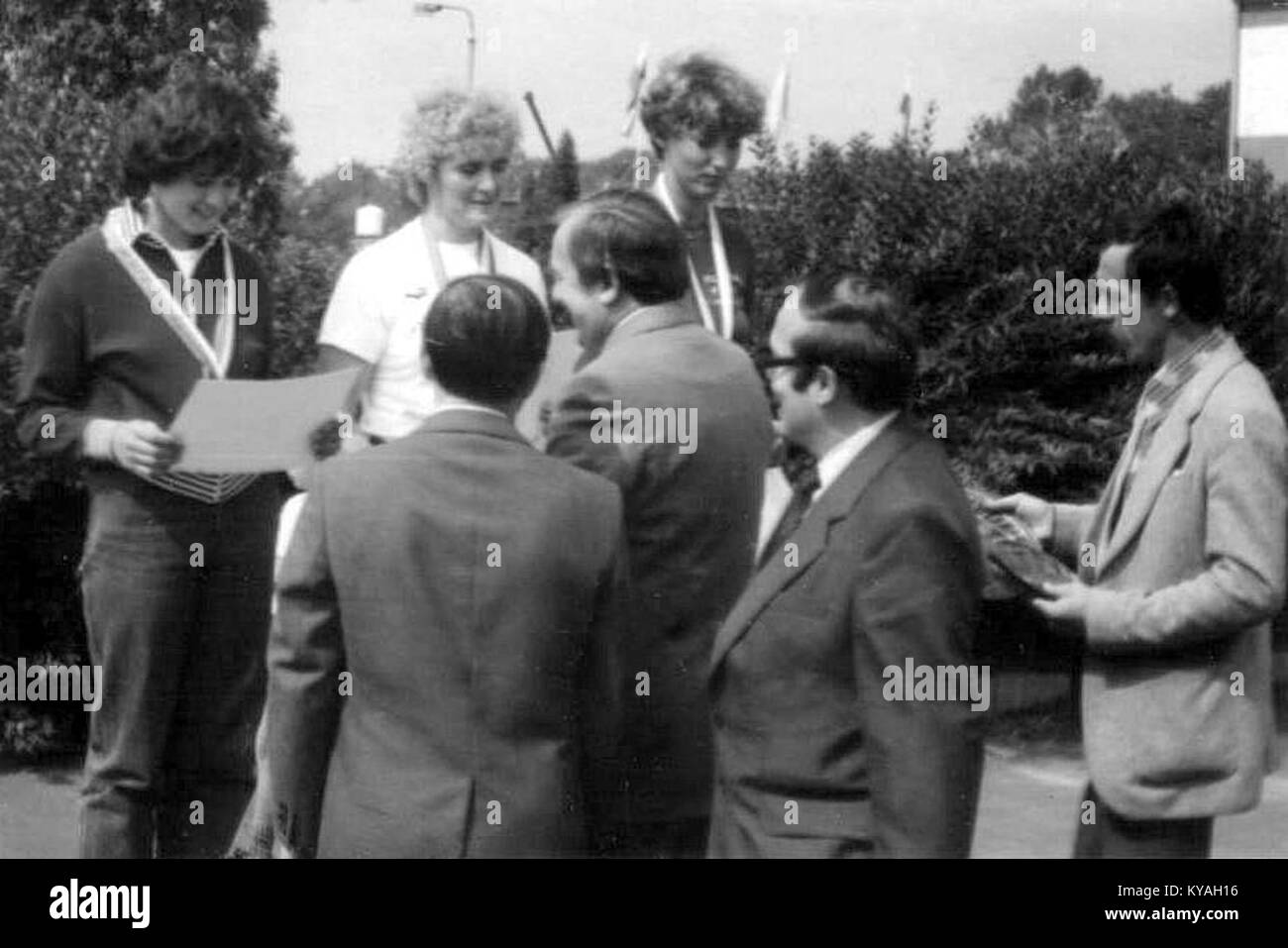 I Campionati polacchi di paracadutismo 1985 di Gliwice si sono concentrati sulla precisione nell'atterraggio, riunendo paracadutisti che gareggiano nelle tecniche di precisione. Foto Stock