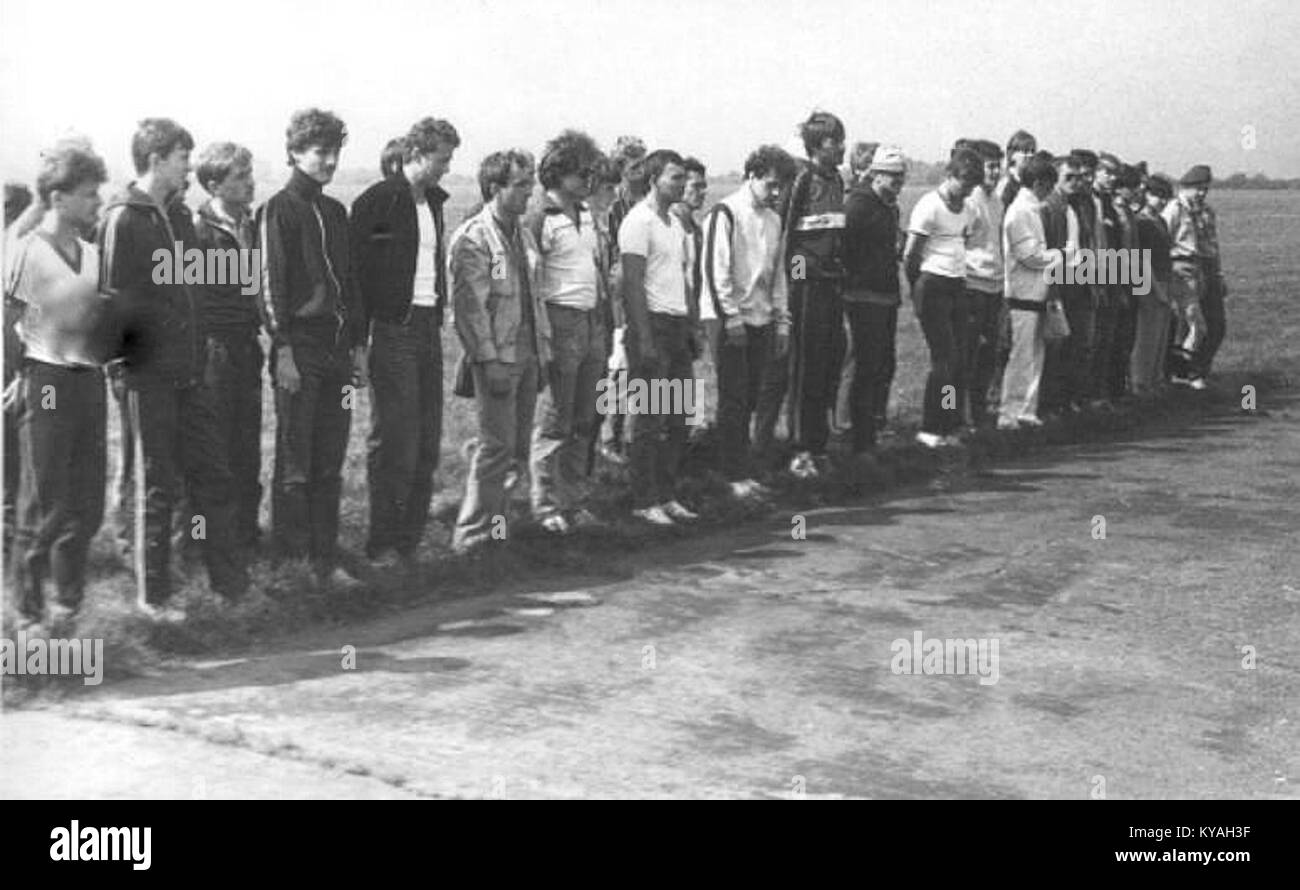 I Campionati di paracadutismo slesiano 1986 in Polonia hanno ospitato gare di paracadutismo competitivo con paracadutisti esperti che hanno dimostrato precisione e tecnica in più discipline. Foto Stock