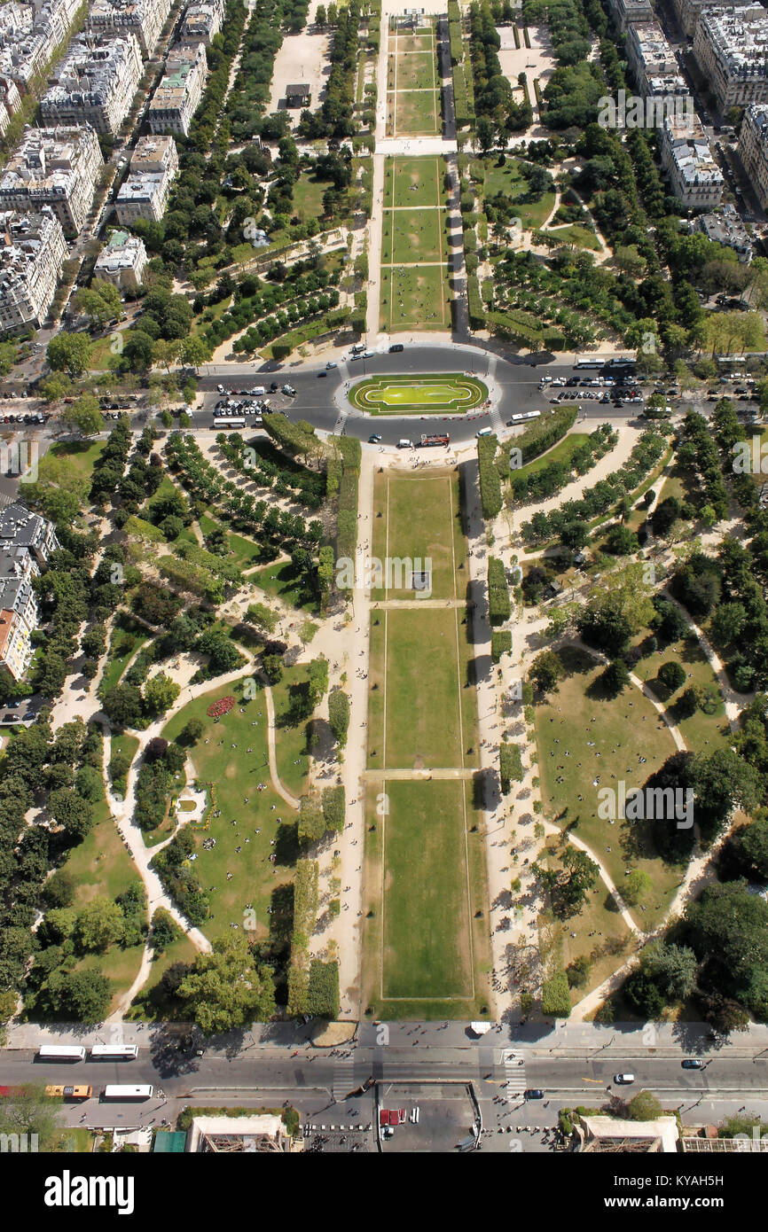 Parigi, Francia - 31 agosto 2012: veduta aerea della città dalla cima della Torre Eiffel a Parigi, Francia. Il Champ de Mars. Foto Stock