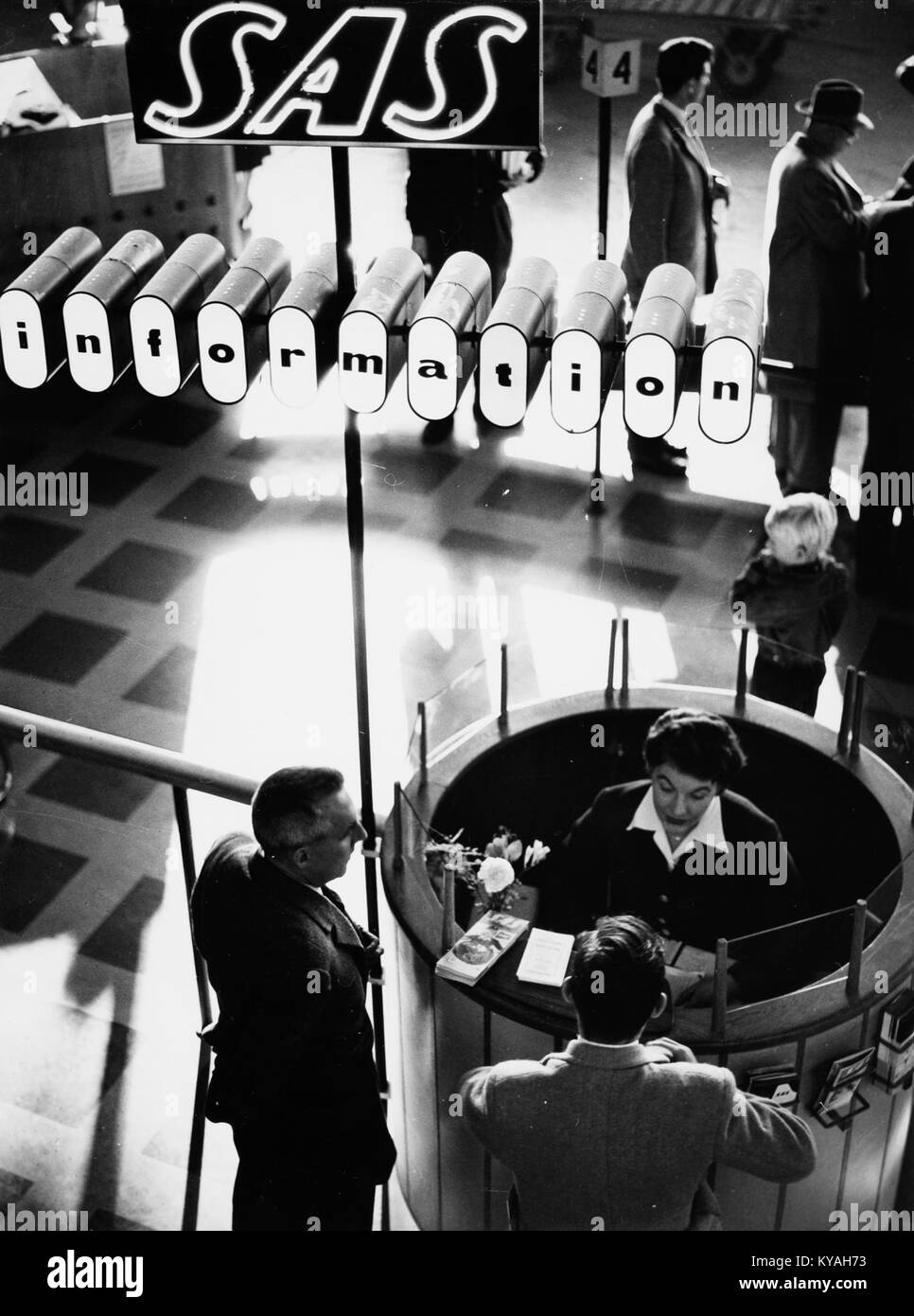 Il Centro informazioni SAS presso l'aeroporto Bromma di Stoccolma dispone di personale come Inga Sjödin, che supporta i servizi passeggeri e le operazioni aeroportuali. Foto Stock