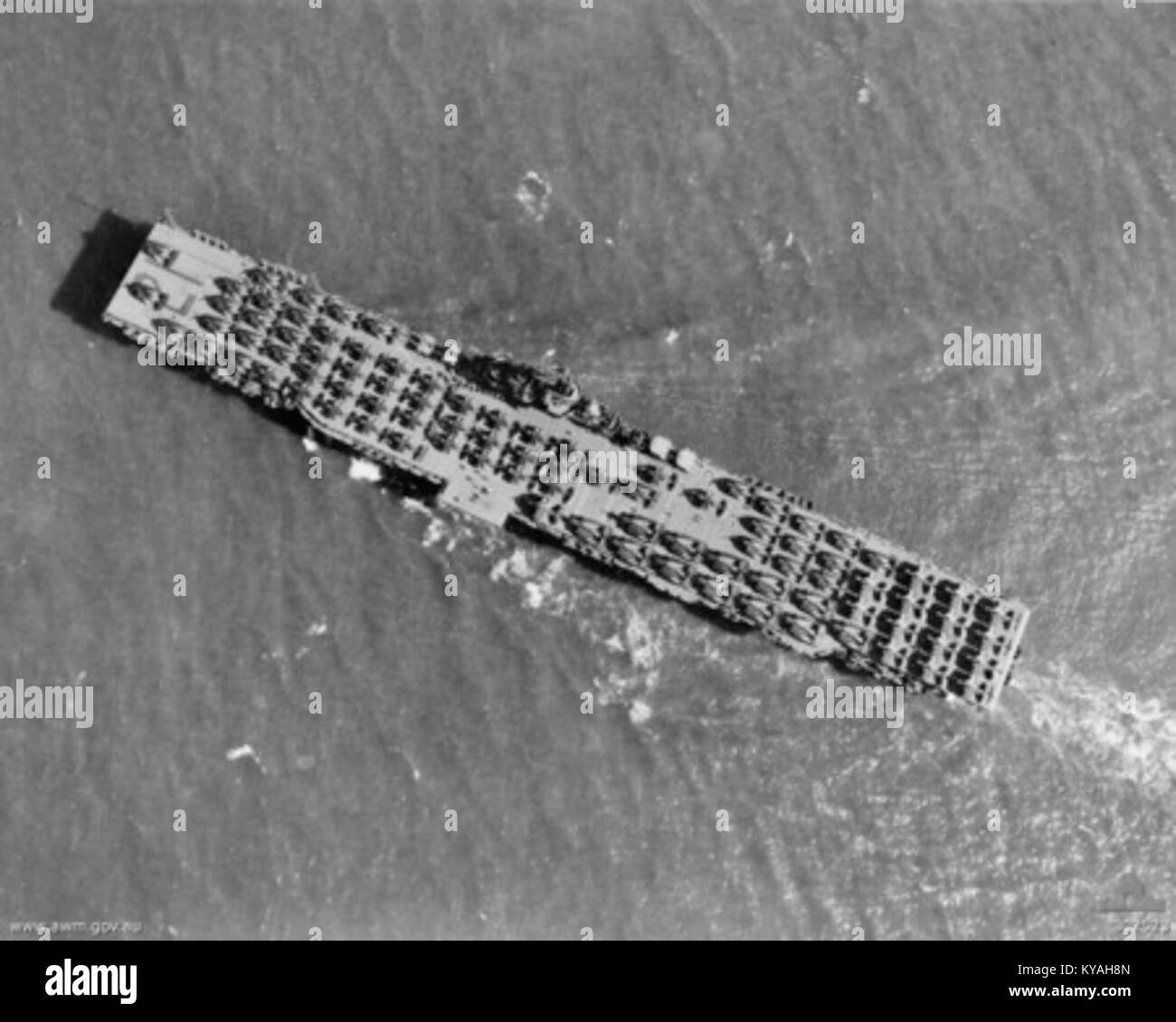 Vista aerea della USS Boxer (CV-21), una portaerei della seconda guerra mondiale attiva nel 1945, evidenziando il suo ruolo nelle battaglie navali del Pacifico, nelle operazioni aeree e nel contributo alla vittoria alleata. Foto Stock