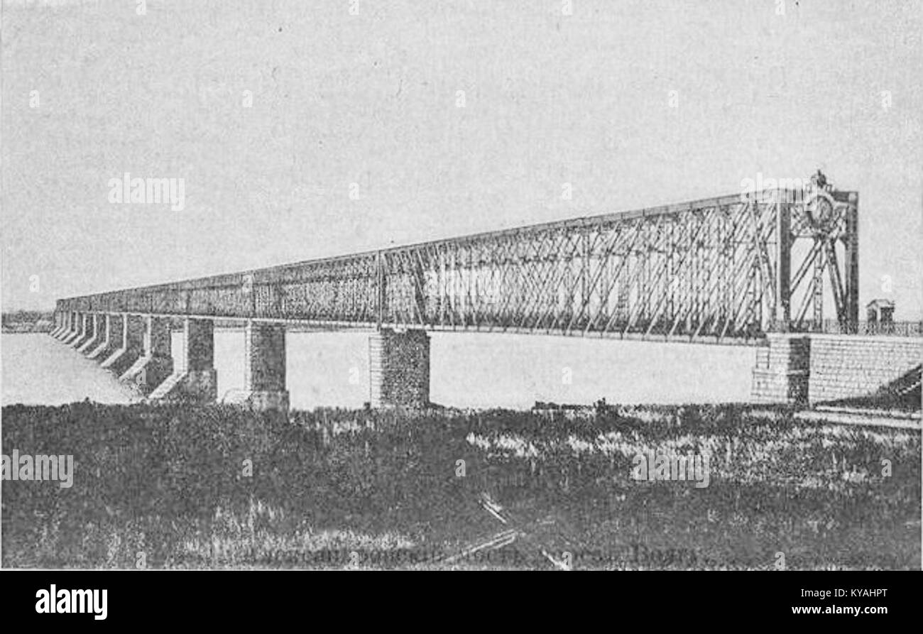 Questa immagine raffigura il vecchio ponte di Syzran in Russia, mostrando il suo design architettonico e il contesto storico sul fiume. Foto Stock