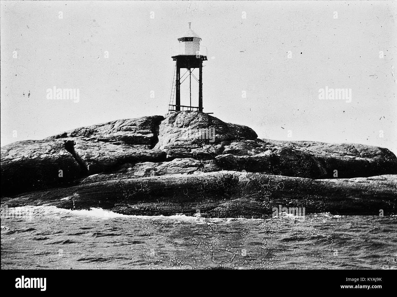 Il faro di Tønnesskjær a Vest-Agder, Norvegia, funge da ausilio alla navigazione lungo la costa frastagliata, garantendo la sicurezza marittima e guidando le navi. Foto Stock