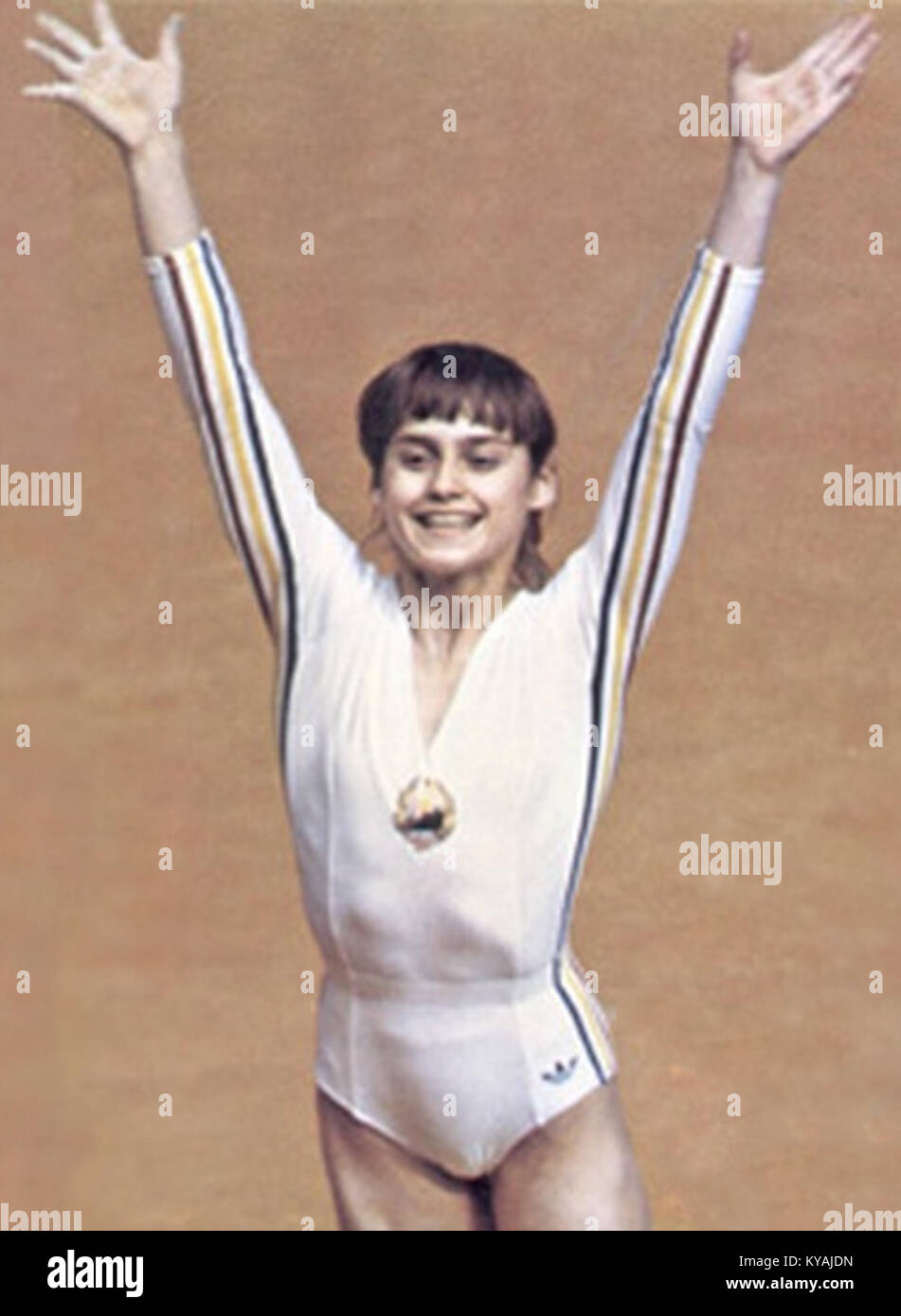 Questa iconica immagine di Nadia Comăneci alle Olimpiadi di Montreal del 1976 cattura il momento del suo perfetto punteggio del 10,0 nella ginnastica, un risultato storico nella storia olimpica. Foto Stock